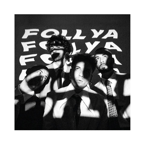 copertina del nuovo album dei follya dove si vede la foto dei componenti della band con giacca e cravatta e un effetto in bianco e nero con i visual della scritta follya